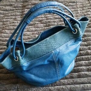 INNUE Blue Women's Leather Shoulder Bag - Snakeskin Print BorderTote